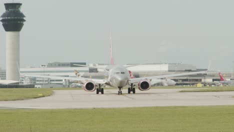 Ich-Großes-Flugzeug-Schaltet-Seinen-Motor-Auf-Einer-Landebahn-Ein