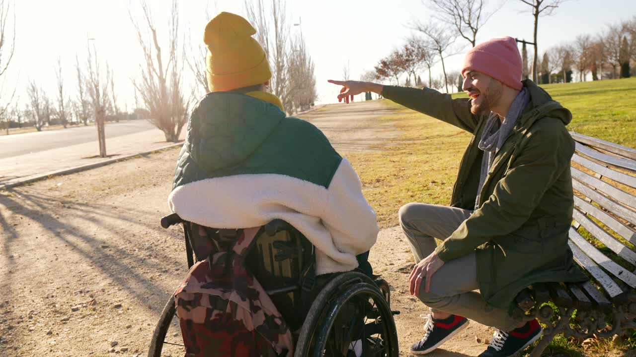 Мужчина и женщина разговаривают в парке.