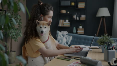 mujer trabajando desde casa con su perro