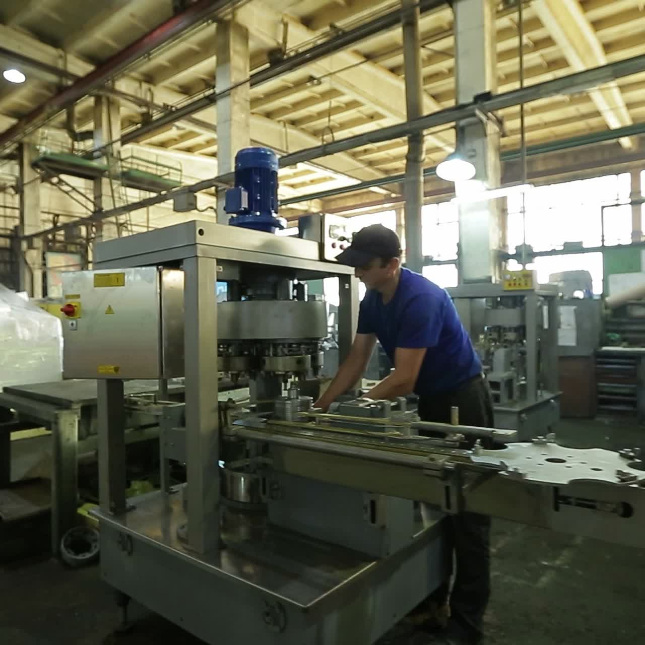 trabajador en una máquina en una fábrica