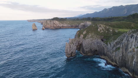 海浪在岩石海岸线上打破的空中景象