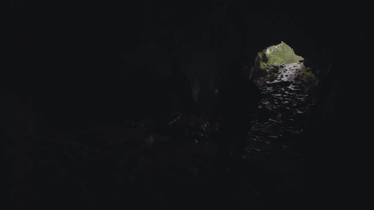 entrada a la cueva oscura