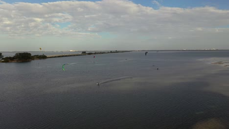 kitesurfistas en tamp bay en florida