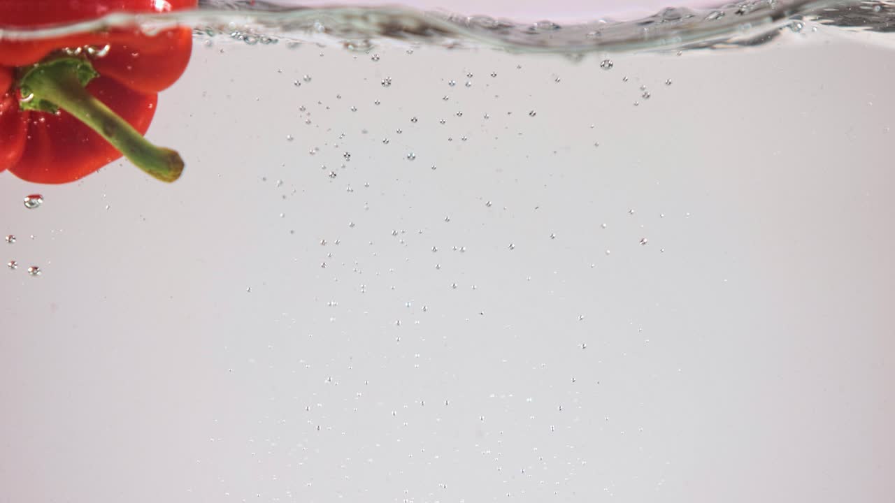 pimienta roja salpicando en el agua