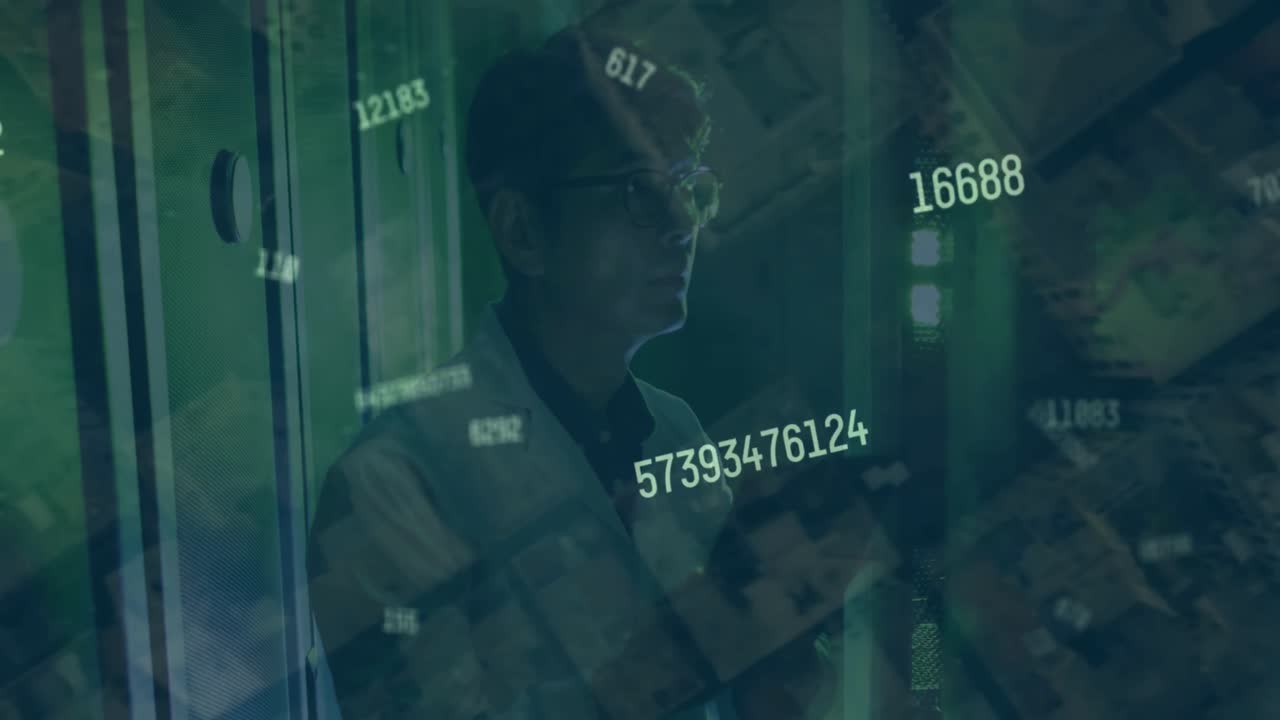 animación de procesamiento de datos sobre hombre de negocios asiático en la sala de servidores.