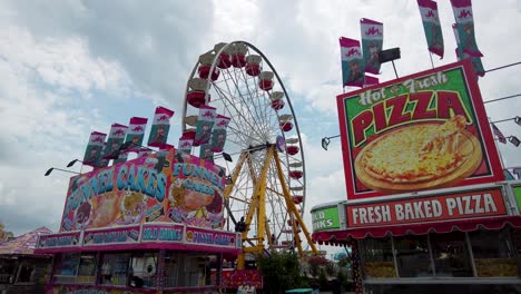 Karneval,-Staatsmesse,-Frittiertes-Essen,-Stände,-Riesenrad,-Große-Wolken,-Sommer