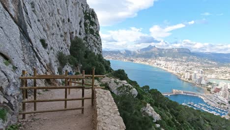 el paseo hasta calpe desde el peñón de ifach, mirando hacia el balneario de benidorm