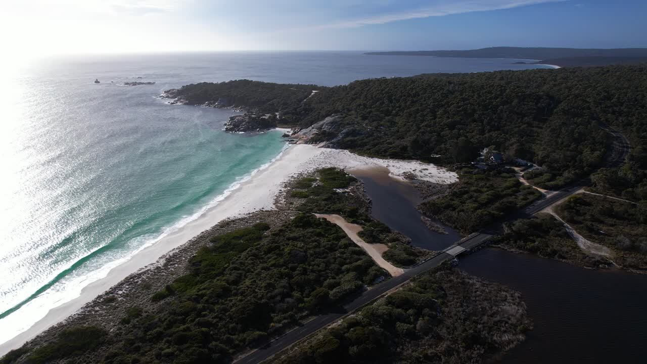 Sloop Reef Camping, Sloop Lagoon e Taylors Beach in Tasmania, Australia - Ripresa aerea con drone