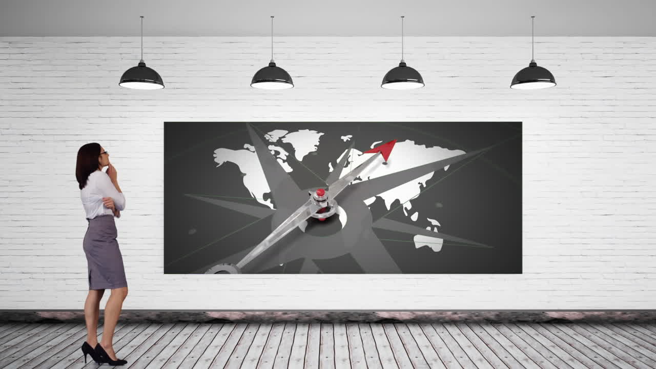 세계 지도를 가진 스크린에 잠그고 있는 사업가