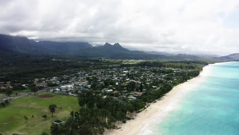 vista aérea de la costa tropical de oahu, nublada
