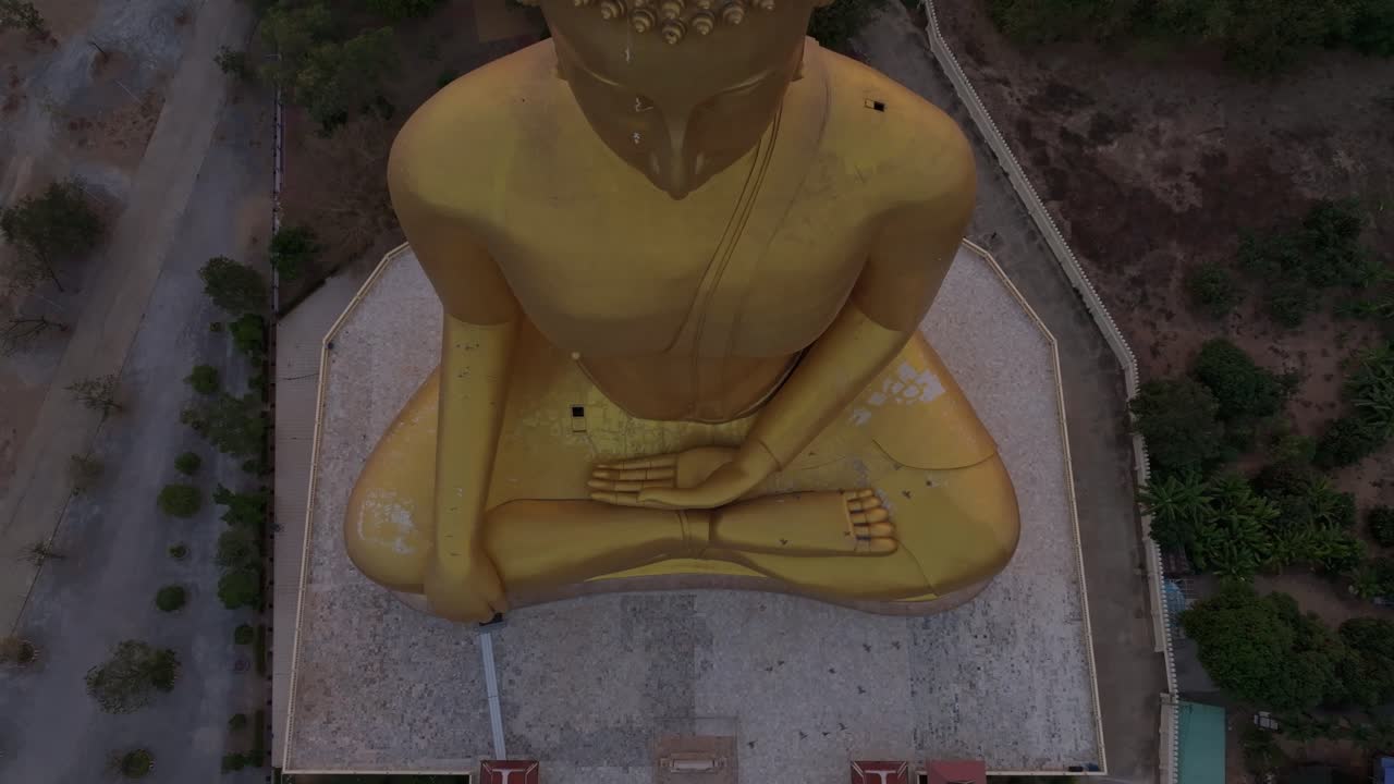 Imponente Buddha dorato che domina la campagna ad Ang Thong, Tailandia
