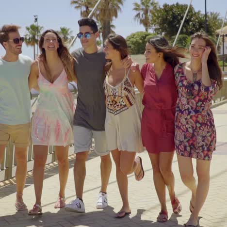 Joven-Grupo-De-Amigos-De-Moda-En-Vacaciones-De-Verano