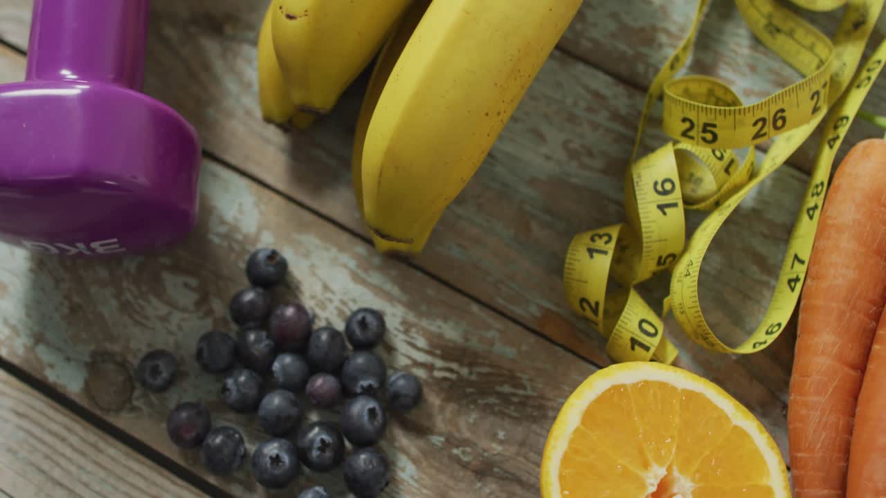 vídeo de frutas y verduras saludables sobre fondo de madera