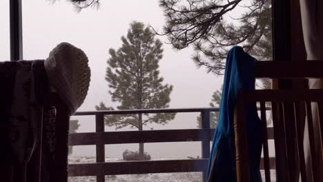 Mecedora-Con-Chaquetas-En-Ellos-Vista-Oscura-Del-Paisaje-Nevado