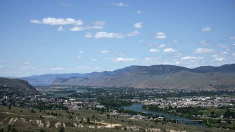 Zeitrafferschaufenster-Der-Stadt-Kamloops-Und-Des-In-Sonnenlicht-Getauchten-Thompson-River