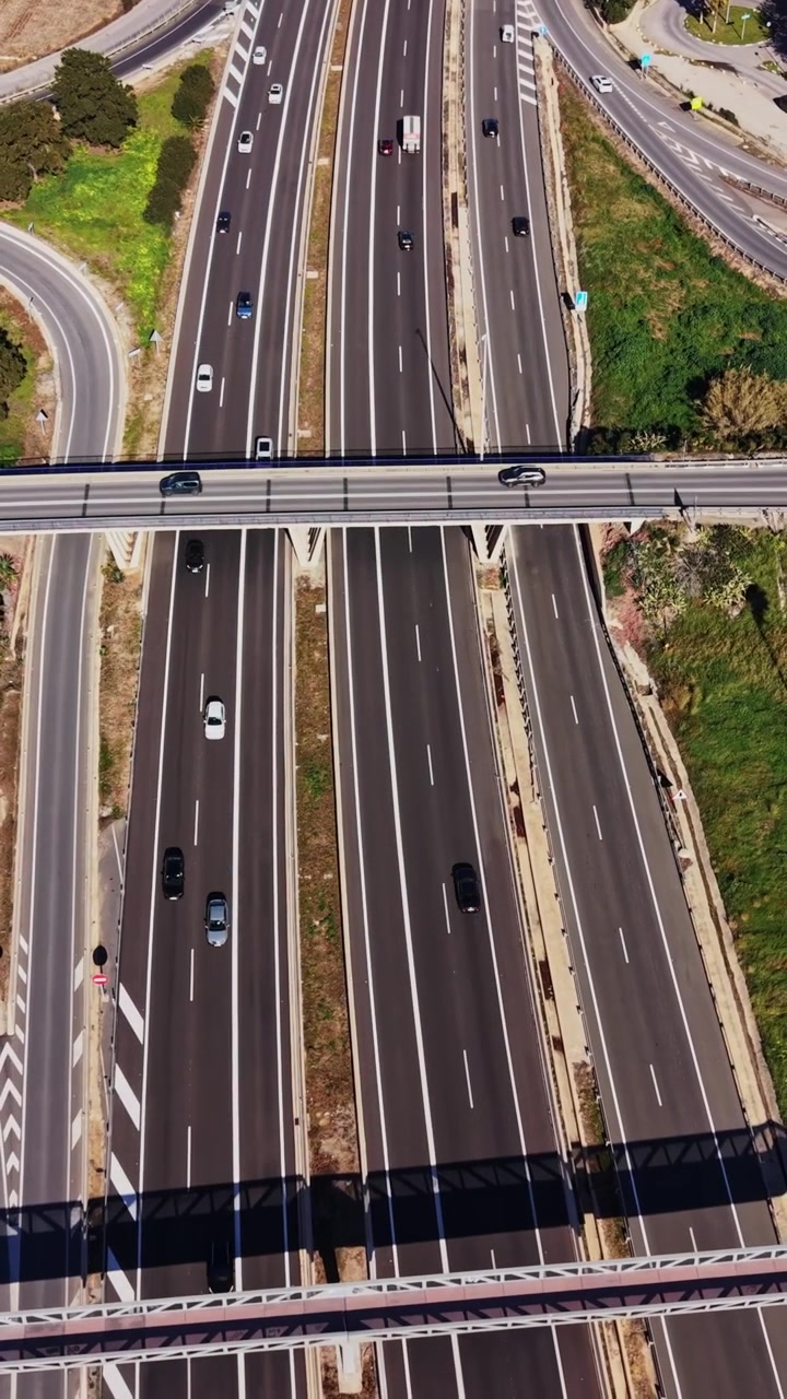 Strade e flusso del traffico in Spagna in un incrocio trafficato alla luce del giorno