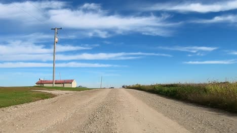 imágenes de punto de vista mientras conduce por un camino de grava en la zona rural de iowa