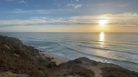 Ein-Bewölkter-Strand-In-Portugal,-Umgeben-Von-Sand-Und-Pflanzen