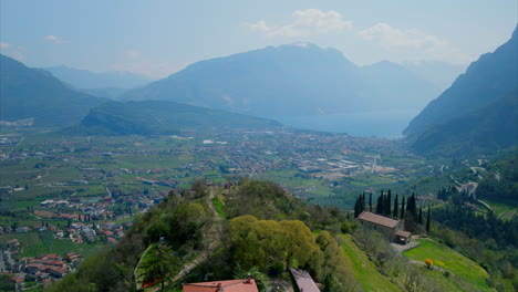 Montaña-Con-Casas-Pintorescas-Y-Ciudad-Al-Fondo,-Tenno-Trentino-Alto-Adige-Lombardia-City