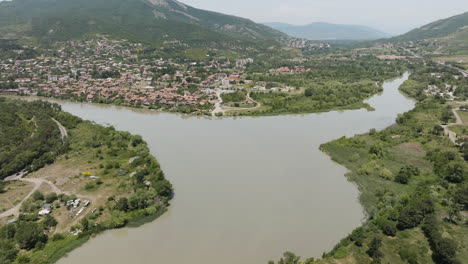 Antiguo-Paisaje-Urbano-Con-Las-Montañas-Y-Ríos-Del-Cáucaso-En-Mtskheta-En-Mtskheta-mtianeti-Provincia-De-Georgia