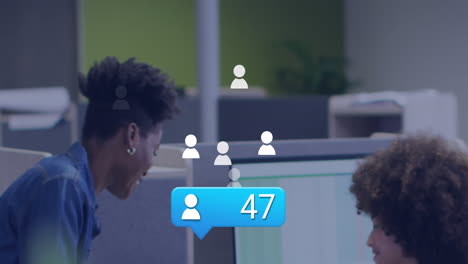 animación de iconos y números de las redes sociales sobre empresarios afroamericanos en la oficina