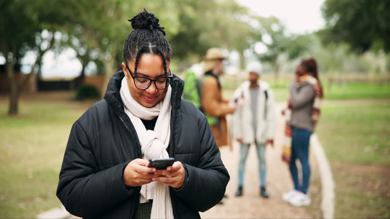 teléfono inteligente, mujer y escribir en la naturaleza para hacer senderismo