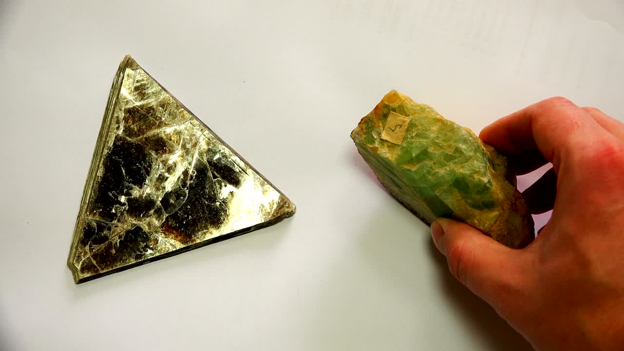 다양한 모양의 미네랄이 색 바탕에 여 있습니다.