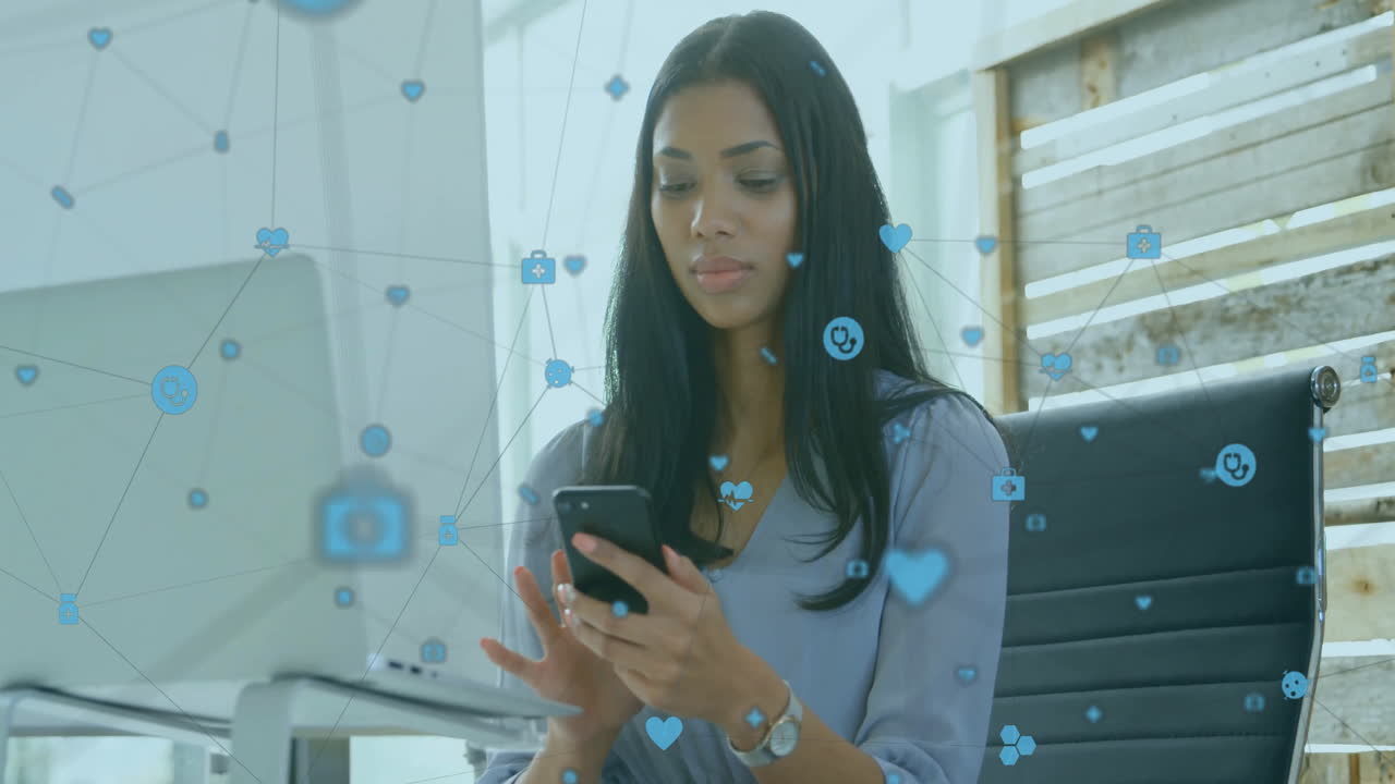 animación de una red de conexiones con iconos sobre una mujer afroamericana que usa un teléfono inteligente