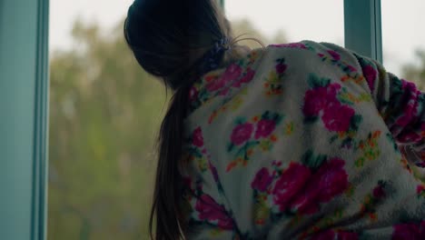 Young-girl-washes-windows-1-Close-up