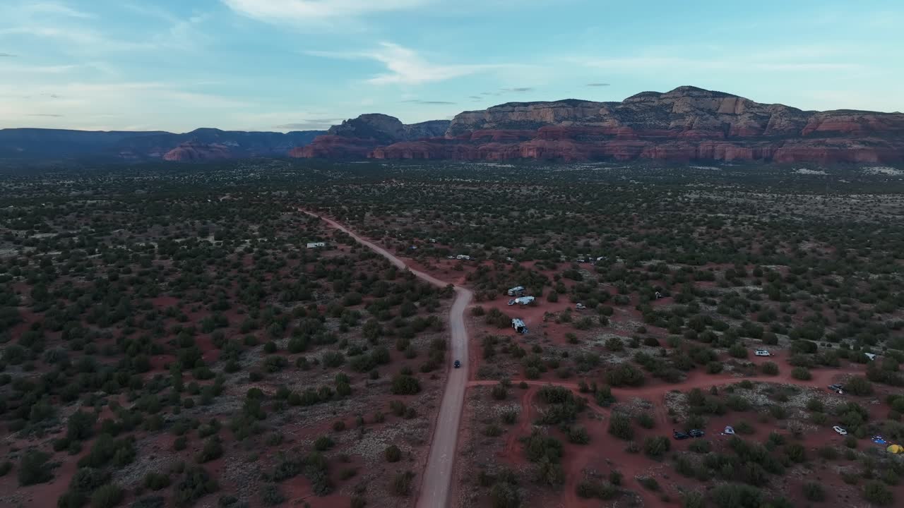 country road con rv's en sedona campgrounds en arizona, estados unidos