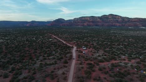 Country-Road-Con-Rv&#39;s-En-Sedona-Campgrounds-En-Arizona,-Estados-Unidos