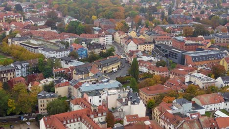 vista aérea mágica de arriba vuelo más denso la casa de weimar ciudad histórica de turingia alemania otoño 23