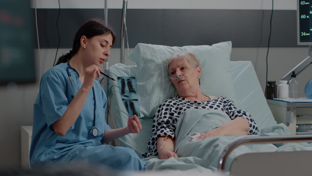 Infermiere che spiega la diagnosi e i risultati radiografici al paziente