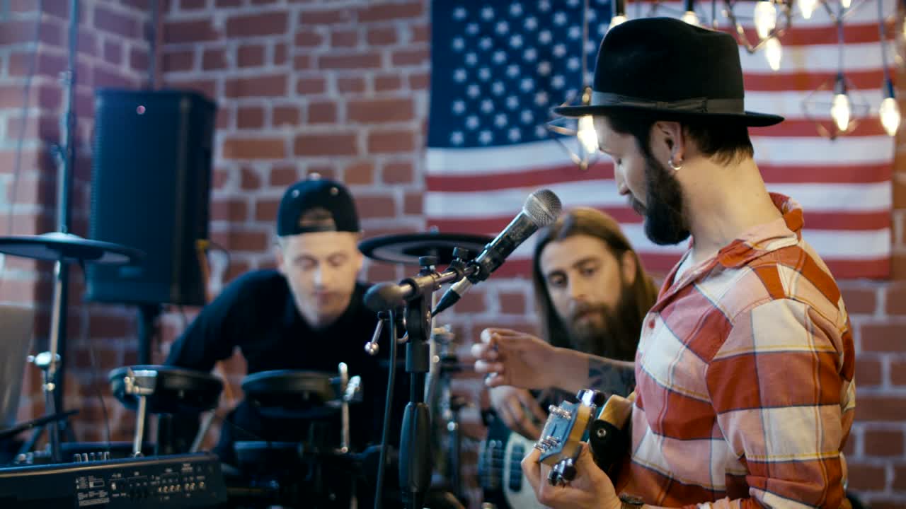 음악가들이 함께 노래를 만들고