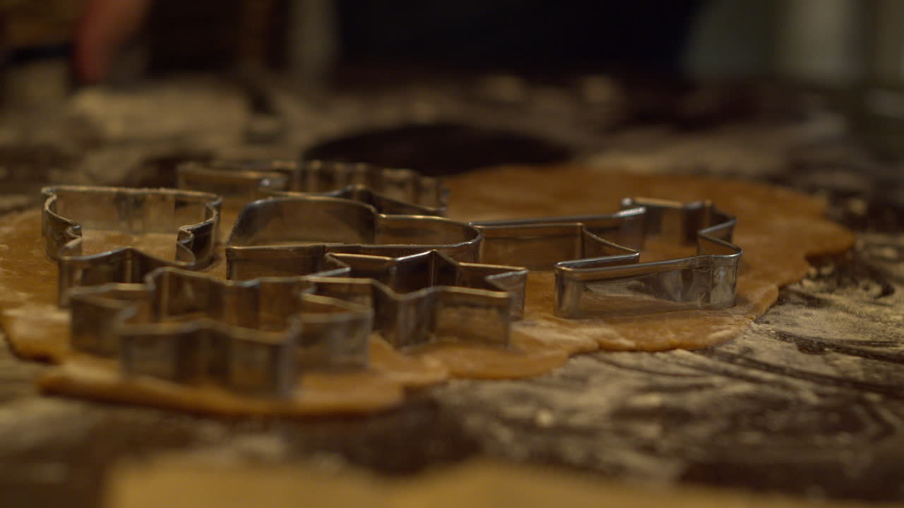 cortar masa de pan de jengibre con diferentes formas de corte