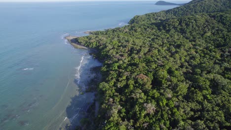 Exuberante-Selva-Tropical-Y-Océano-En-El-Parque-Nacional-Daintree,-Lejano-Norte-De-Queensland,-Australia---Disparo-De-Drones