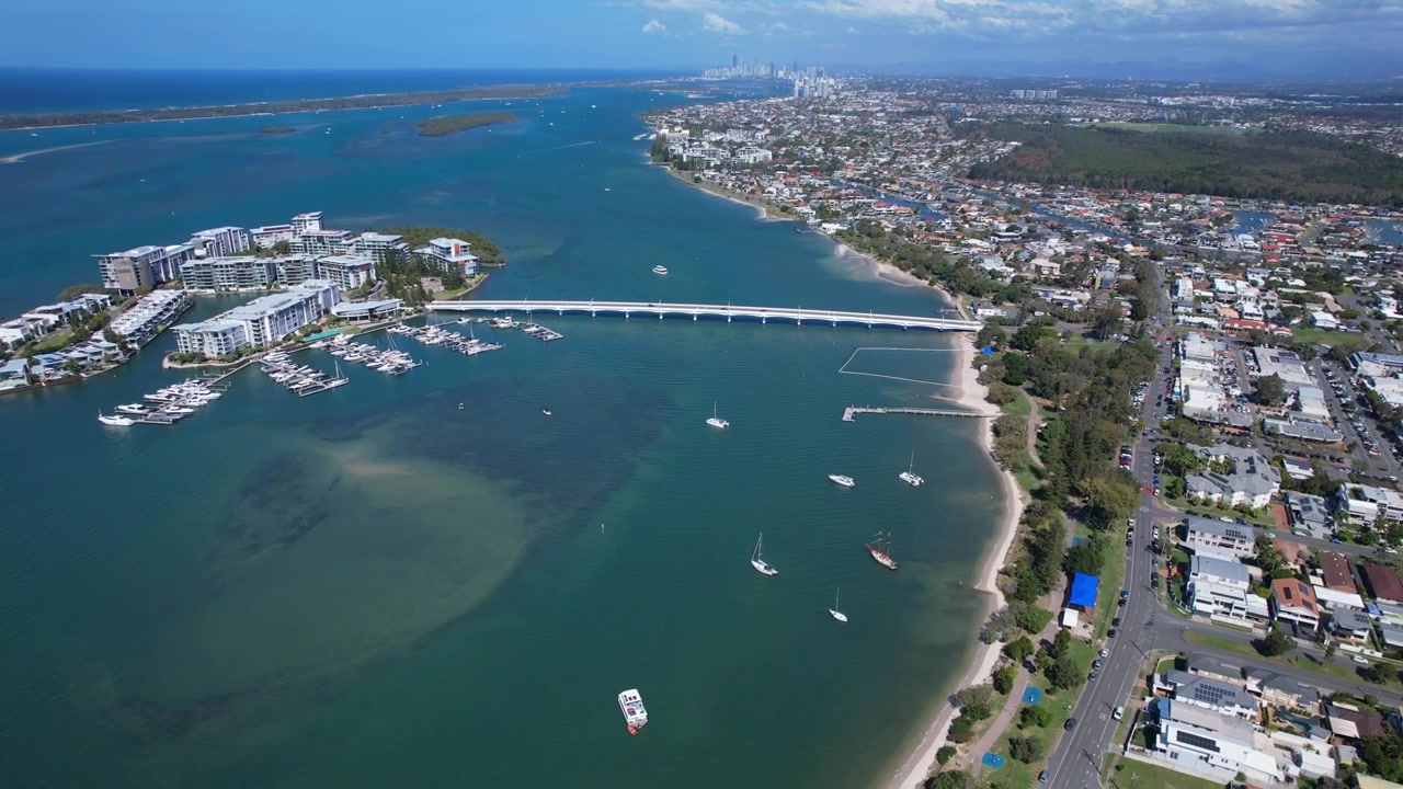 Sviluppo residenziale di lusso dell'isola di Ephraim, Paradise Point, Gold Coast, Australia - Carrellata aerea all'indietro