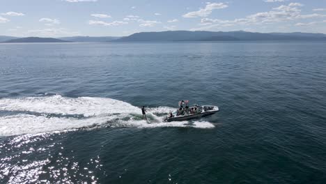 Zeitlupenumlaufbahn-Des-Wakeboarders-Mit-Funkelndem-Sonnenlicht,-Flachkopfsee