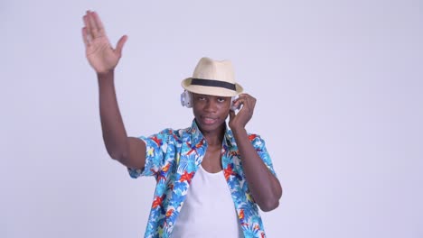 joven y guapo turista africano listo para las vacaciones