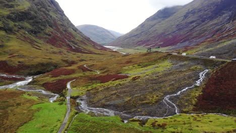 vista aérea del dramático paisaje del valle de glencoe en escocia con el río coe fluyendo en el medio