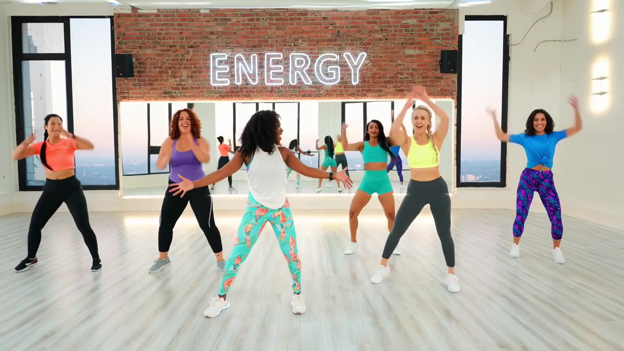 Grupo de mulheres diversas realizando treino de dança energético em estúdio