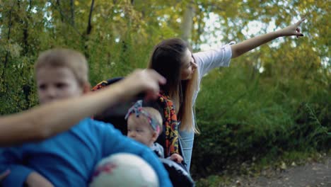 las madres jóvenes muestran a sus hijos algo interesante 2