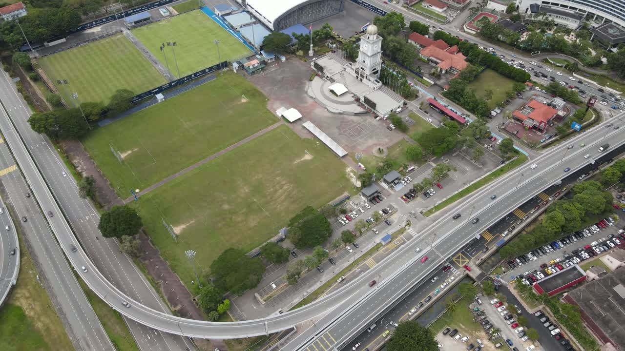 en lo alto de jam besar dataran en johor bahru con vistas a los campos de fútbol y las instalaciones deportivas en malasia