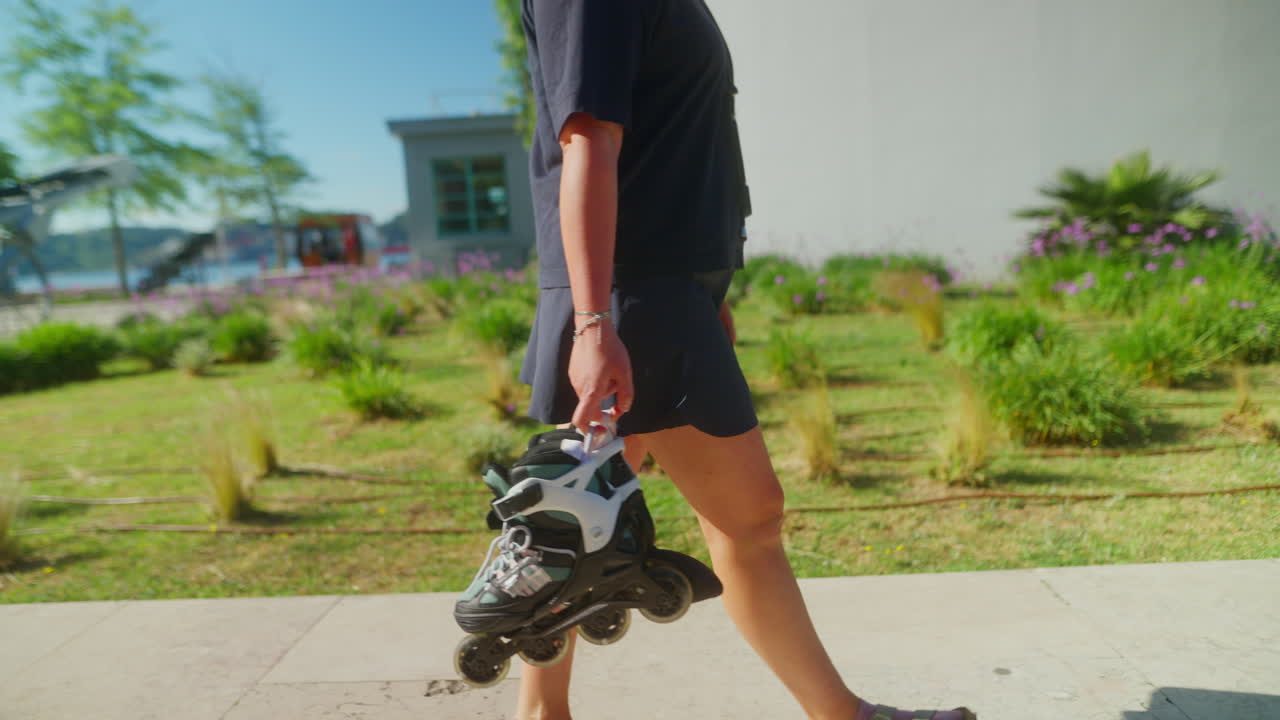 Wanita Berjalan dengan Sepatu Roda