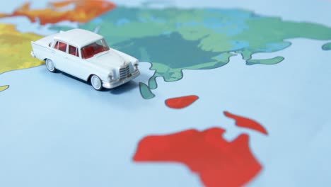 Coche-En-Miniatura-En-Un-Mapa