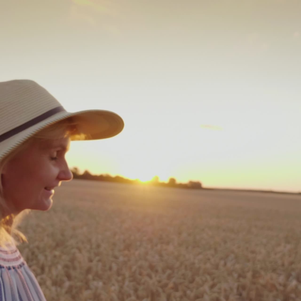 mujer joven con una sonrisa lleva de la mano en el campo