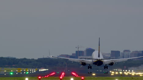 aterrizaje de un avión en un aeropuerto