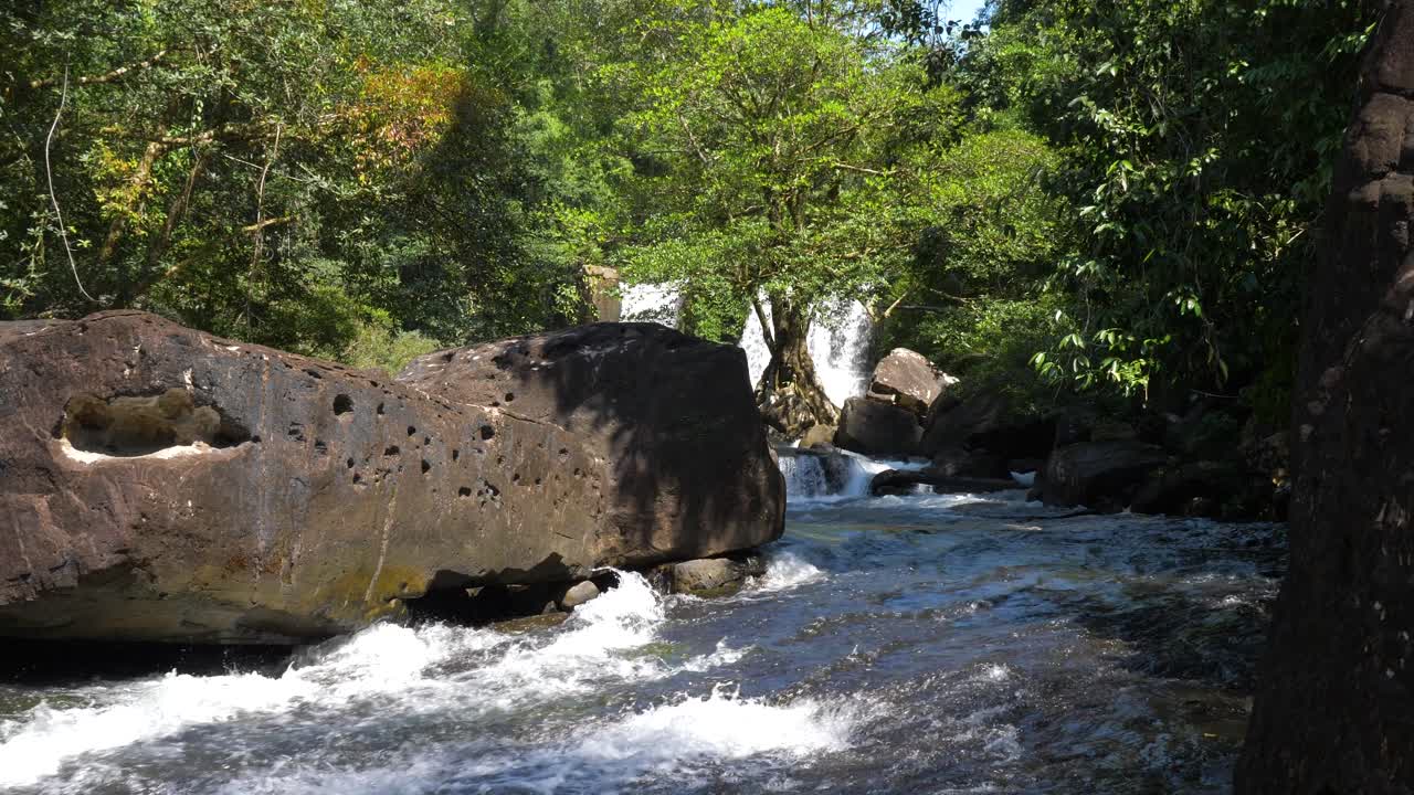 Inquadratura media di acqua che sgorga da una piccola cascata