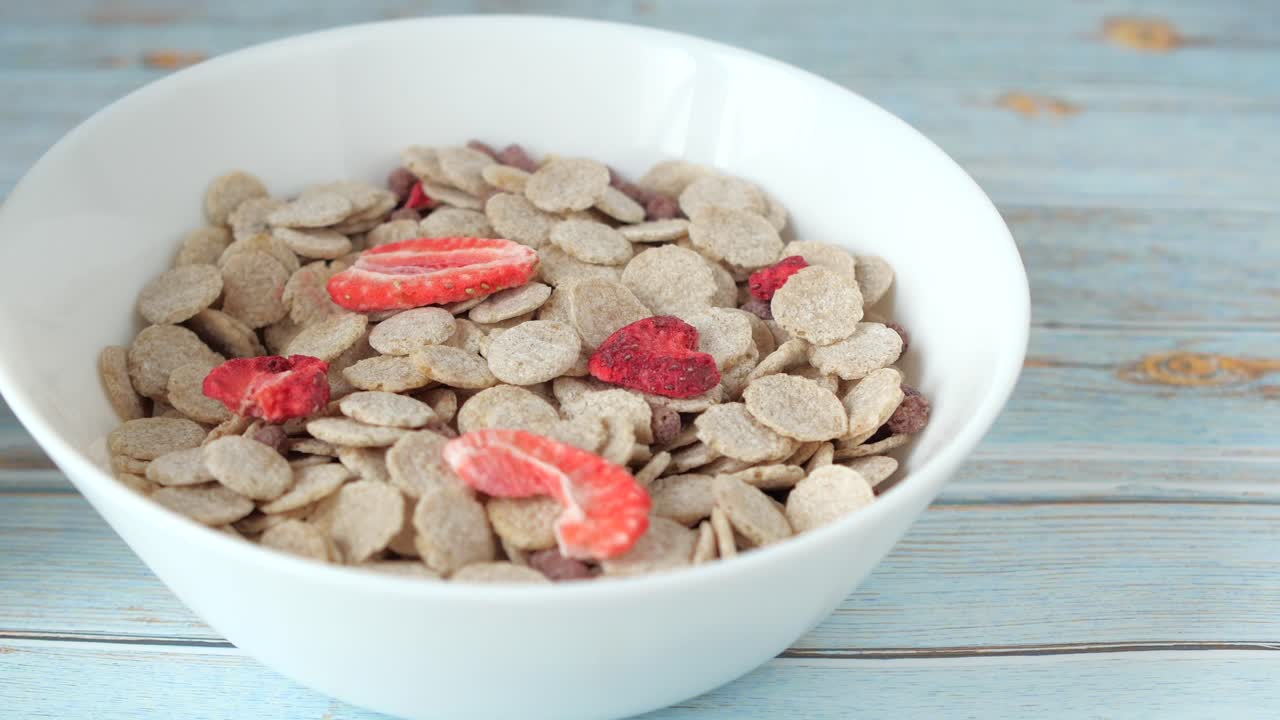 cuenco de granola con fresas secas
