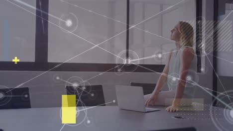 animación de la red de intercambio de datos sobre mujeres de negocios caucásicas que usan portátiles en la oficina